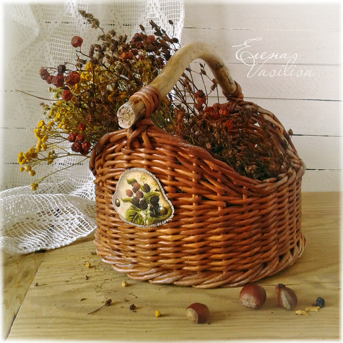 корзиночка "ежевика", плетение из бумаги. 2014 г.