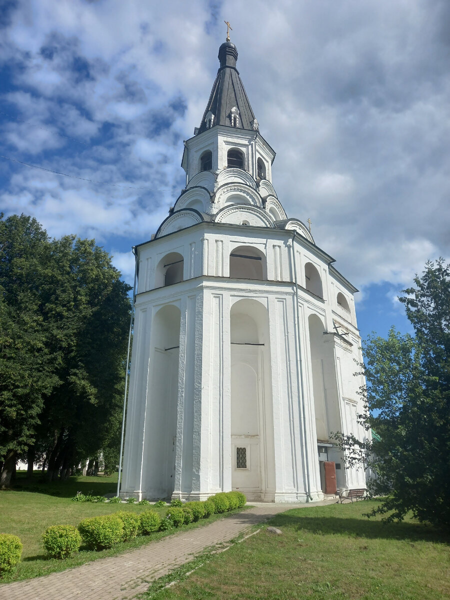 Вот такая красивая колокольня есть в Александрове