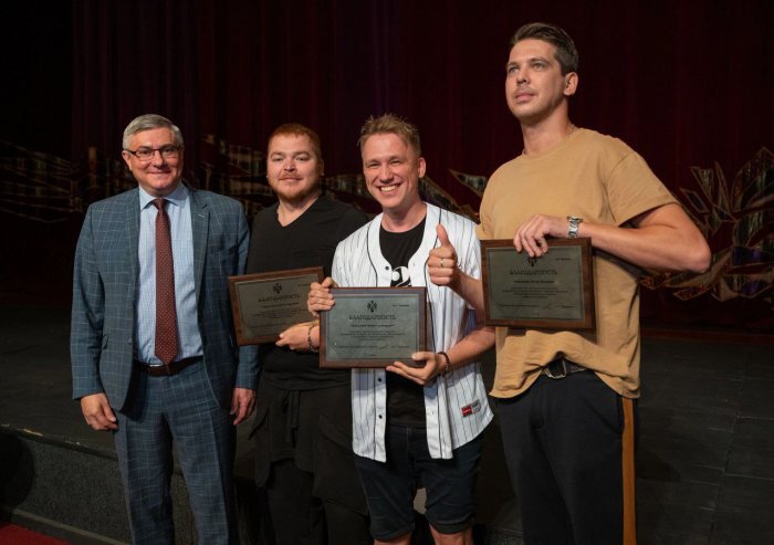 С началом сезона артистов театра «Глобус» поздравил исполняющий обязанности министра культуры Новосибирской области Юрий Зимняков