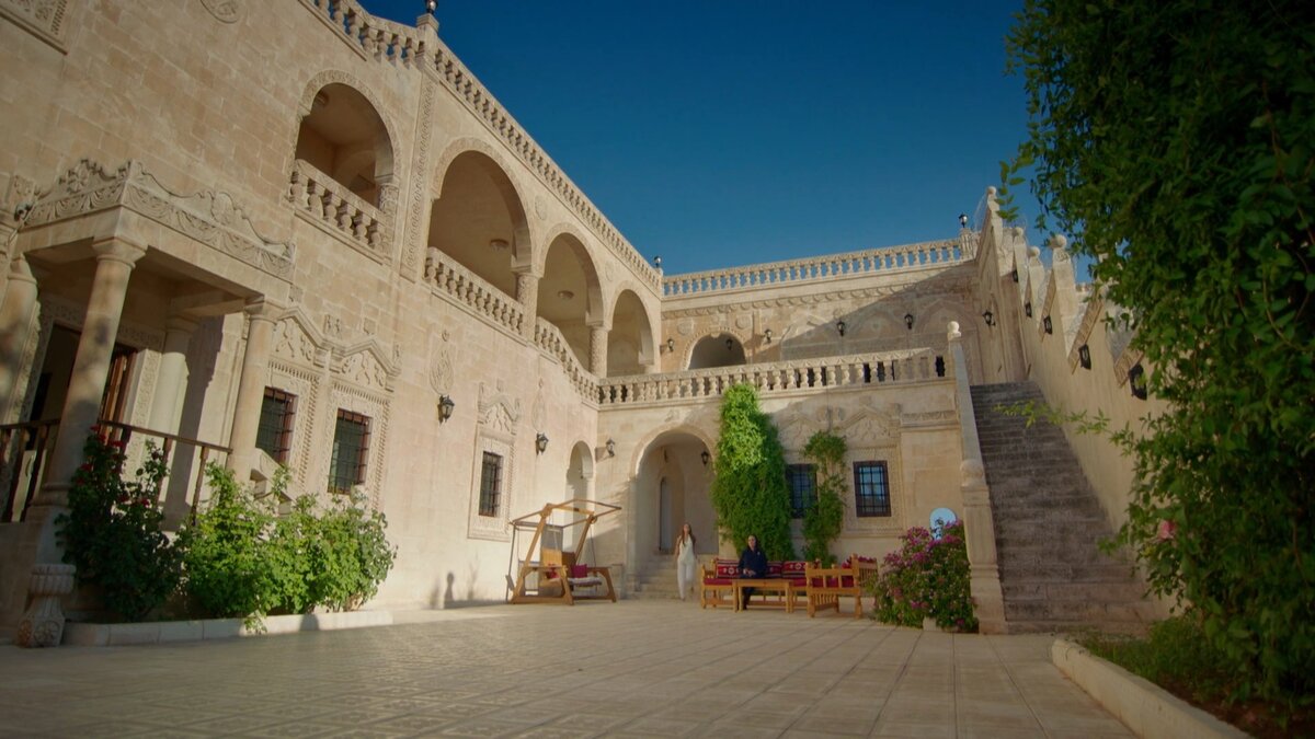 Клянусь, здесь прошли лучшие месяцы моей жизни. У меня столько хороших воспоминаний с этим особняком сколько нет ни с одним домом в сериале. Как только я вижу эти стены и этот двор, то воспоминания нахлынивают на меня как вода. Я смеялась и радовалась ЗДЕСЬ. У меня даже есть моя любимая комната в этом особняке. Я её сразу узнаю несмотря на то, что все комнаты в нём похожи. У меня есть воспоминания с каждом вещью моей любимой комнаты. Даже с обычным креслом и кроватью. С ширмой. Когда его закрыли, мне даже стало тоскливо как будто от меня отделилась часть. Как-будто Если честно, я мечтаю, чтобы у меня был такой же особняк в Мидьяте в реальной жизни.