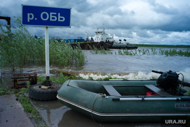    Ежегодно по 10-15 метров деревни уносит в реку