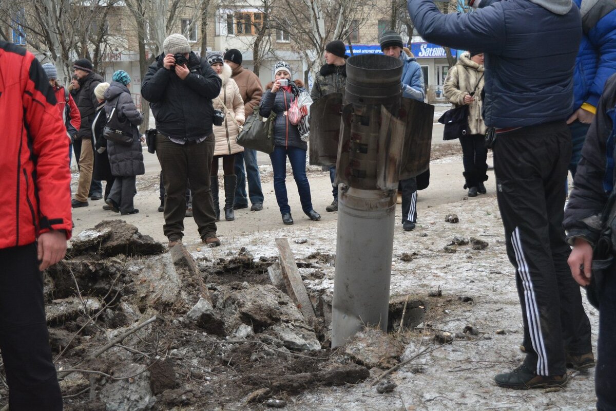 «Кассетный боеприпас» Во время полета происходит детонация, что высвобождает сотни зарядов, которые детонируют при касании с землей или падают, становясь своего рода миной. нажимного действия.