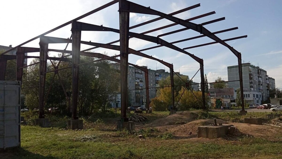     Опасный недострой на территории комплексной спортивной школы №1 в Автозаводском районе Нижнего Новгорода решено снести. Об этом сообщил глава района Александр Нагин на своей странице в соцсетях.