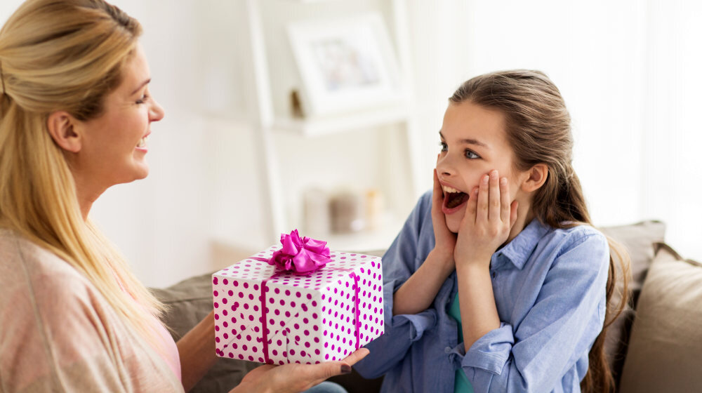 Приятно дарить подарки .