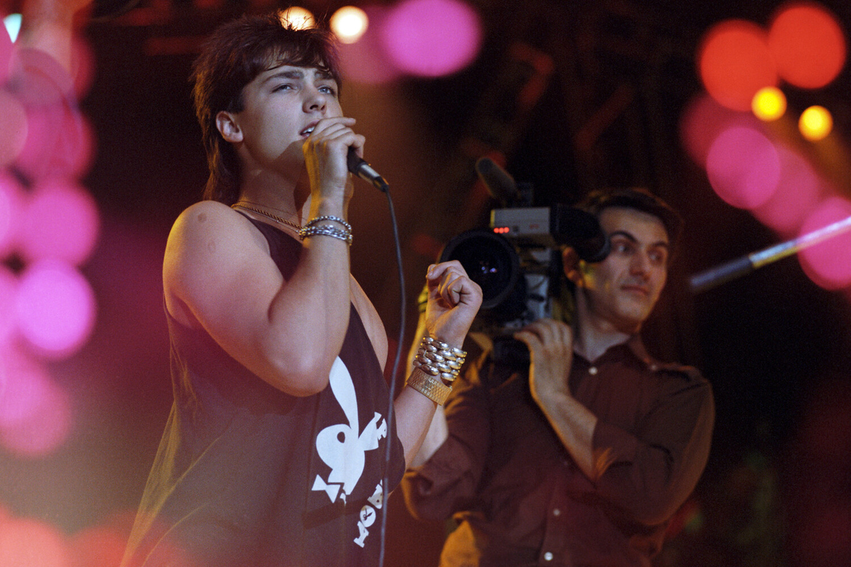 Солист группы «Ласковый май» Юрий Шатунов во время выступления, 1989 год / Фото: Роберт Нетелев/ТАСС