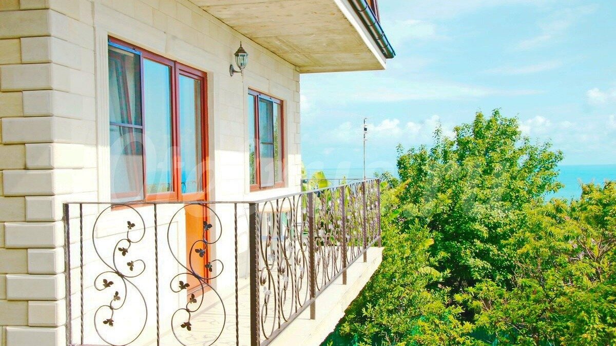     В Абхазии продавать недвижимость иностранцам запрещено. Но с 2008-го домики у моря прикупили сотни и тысячи россиян! Готовящийся местный закон об апартаментах снова поднял ажиотаж вокруг коттеджей на побережье. «НИ» тоже попыталась «купить» домик у моря недалеко от Сухуми, и вот что из этого вышло.