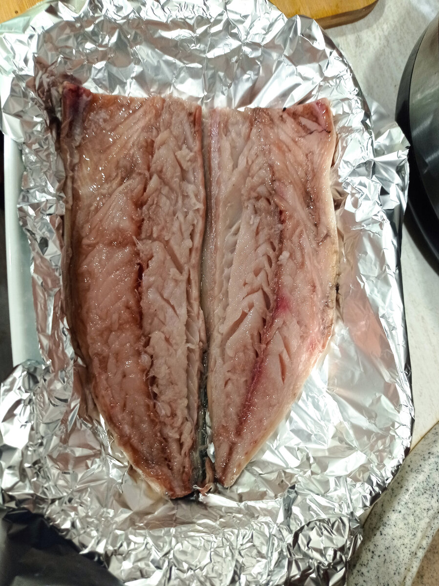 Скумбрию очищаю от внутренностей, разрезаю на 2 филешки ( я шкуру не снимаю) 