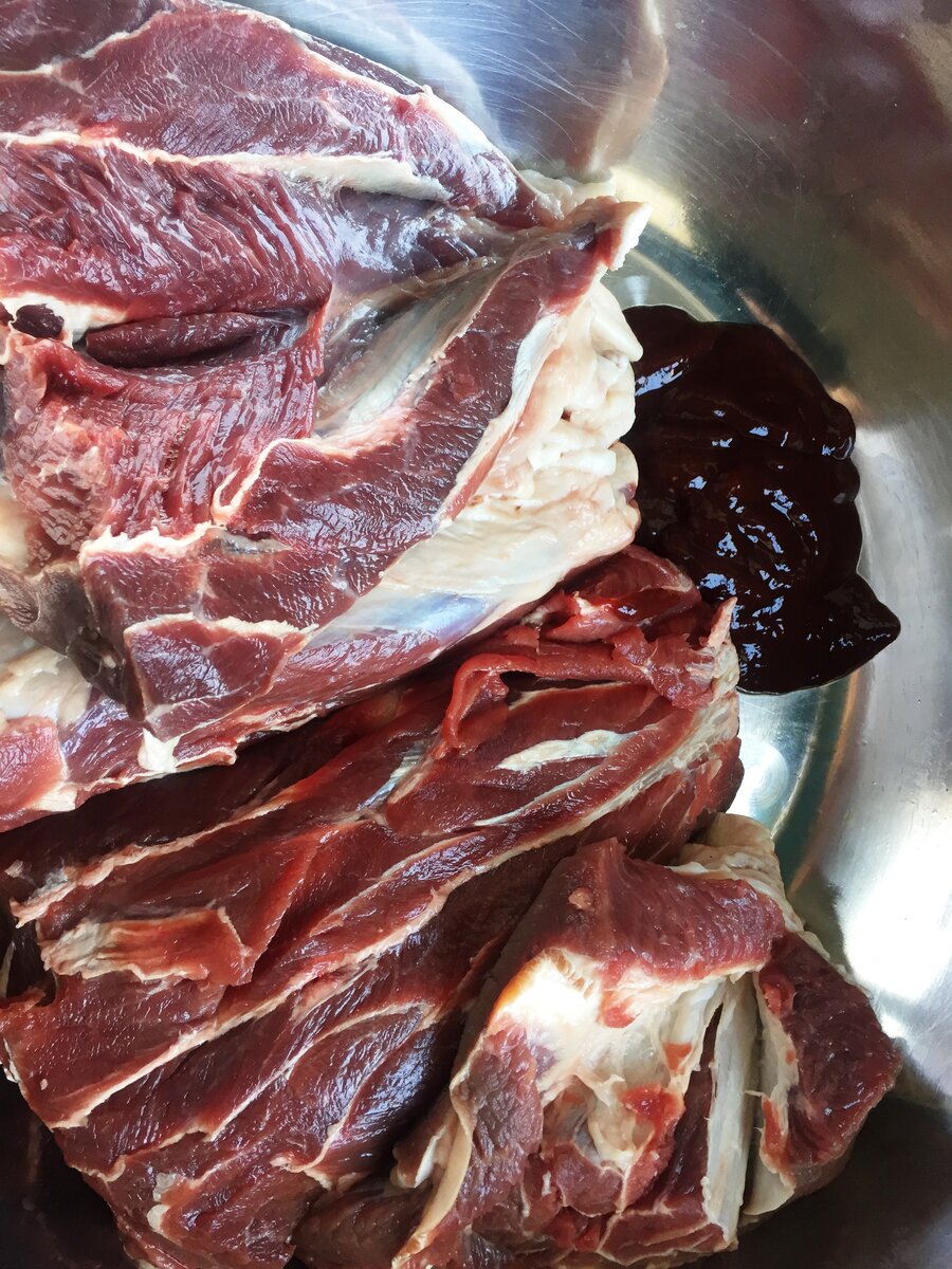 Подбедерок говяжий. Голяшка говяжья что приготовить. Говядина голяшка голень. Говяжья рулька оссобуко. Оссо буко говядина.