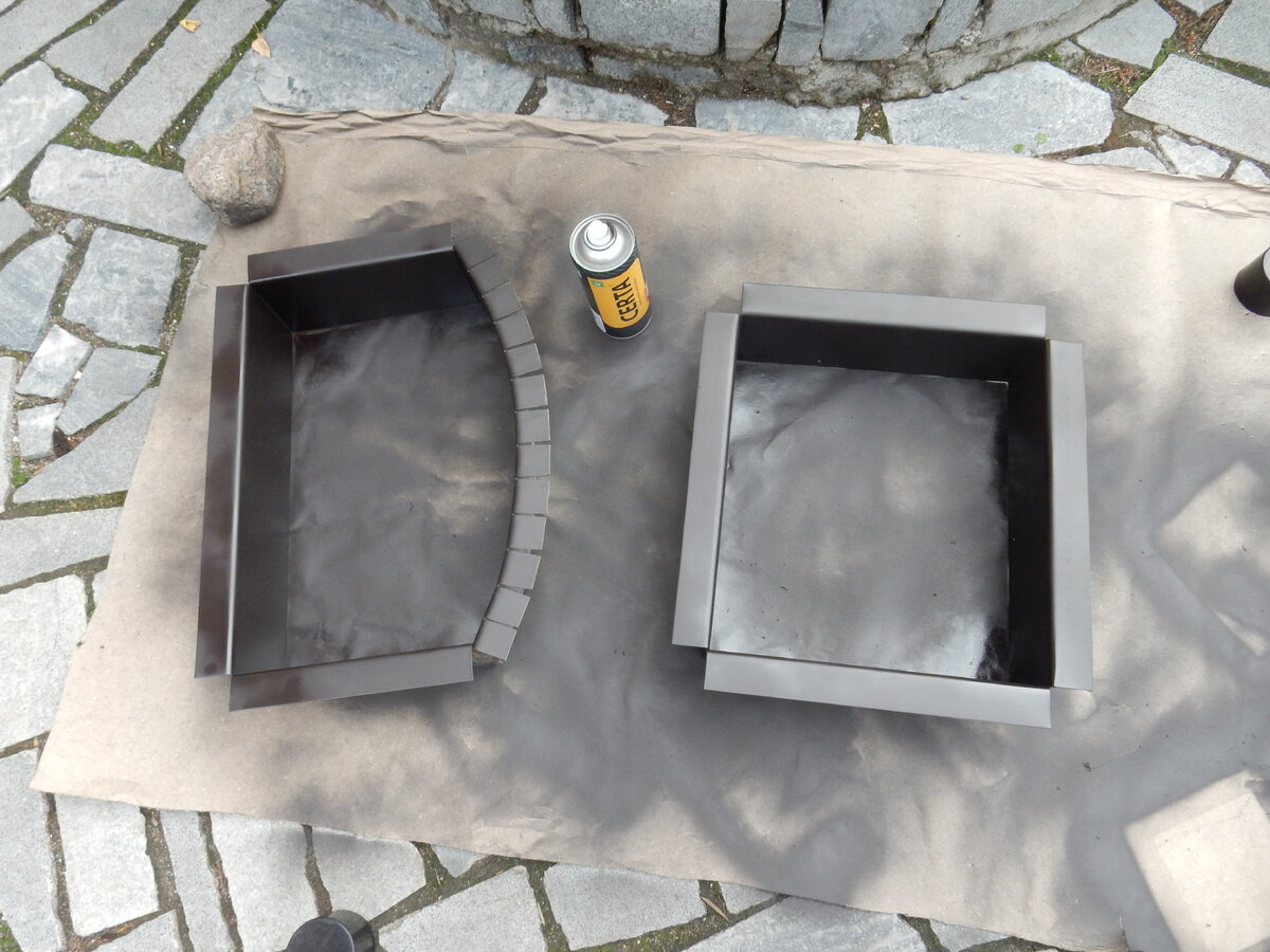 На фото - только что окрашенные рамки на топочную и хлебную дверки.