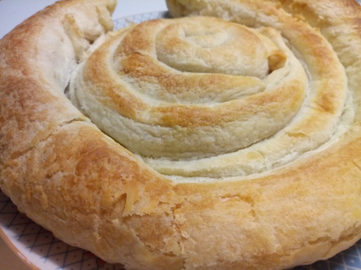 Пирог улитка из фило. Слоеный пирог улитка. Пирог улитка с мясом. Улитка с мясом из слоеного теста. Пирог улитка из слоеного теста