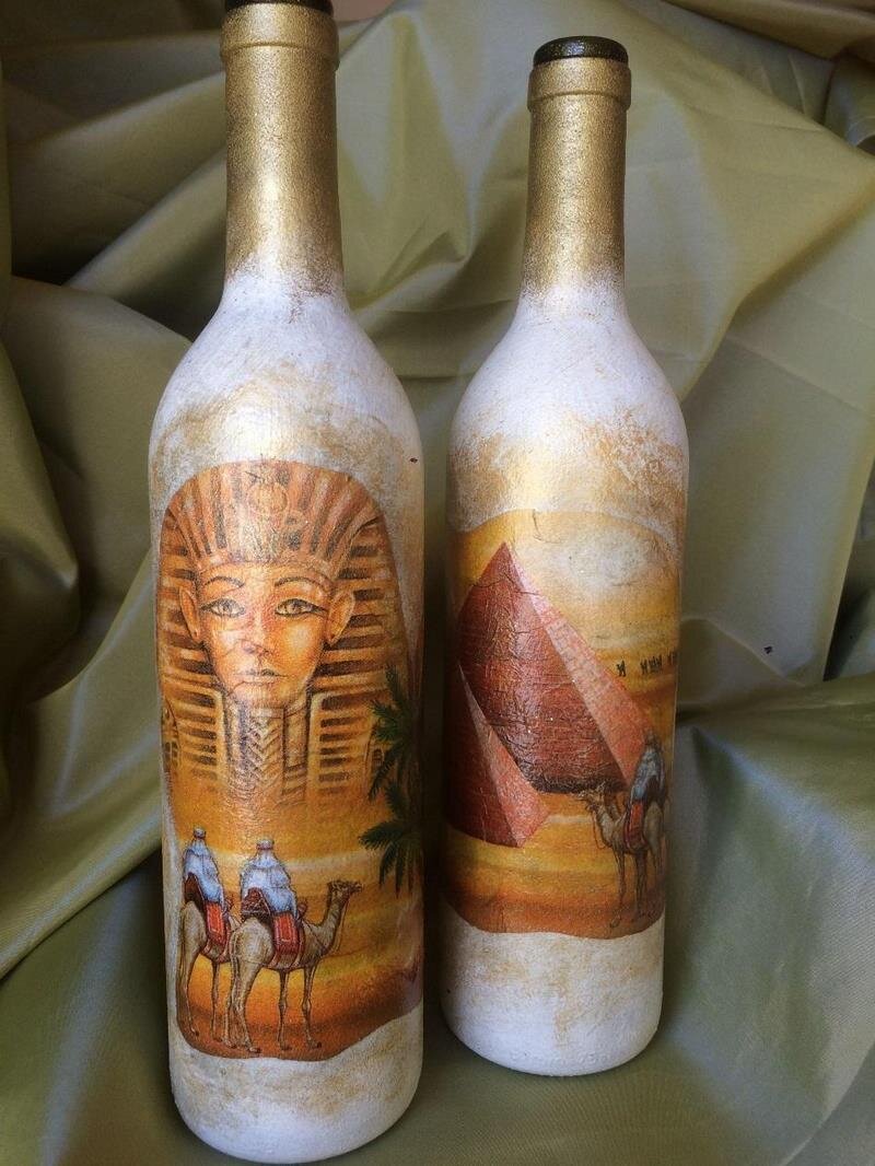 Декорировать бутылки начали еще в Древней Греции, но искусство декупажа возникло гораздо позже