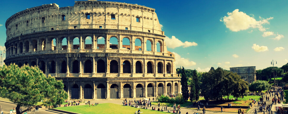 Колизей — слово латинского происхождения (Colosseum), переводящееся как «огромный/большой».