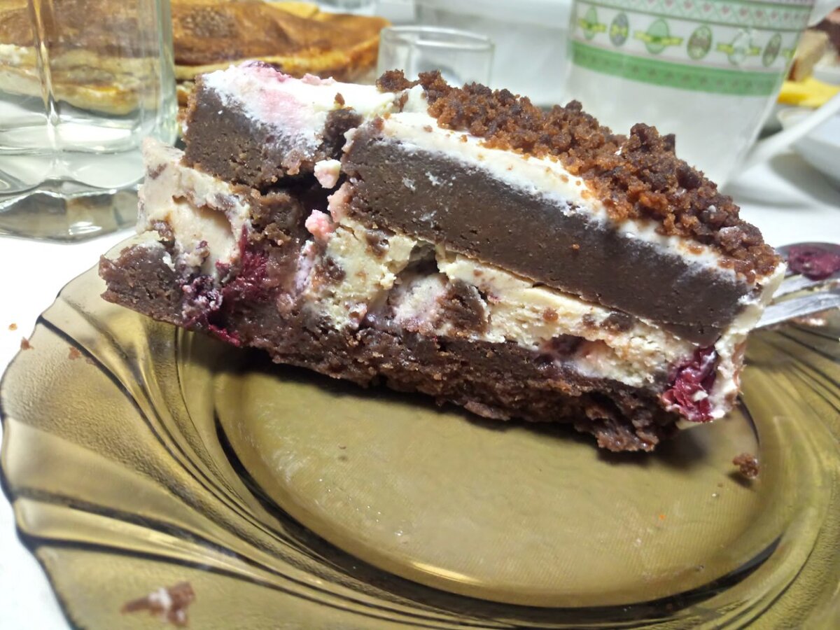 Торт на 19 января. Швейцарский торт. Трезвая вишня. Торт в шоколадной крошке с вишенкой. Торо шокодоадно вишневый метрополь.