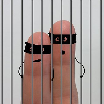 Европейская судебная система строится на прецедентах. Поэтому и существуют до сих пор у них законы которые не поддаются логическому объяснению. Странные, а порой смешные и глупые! 