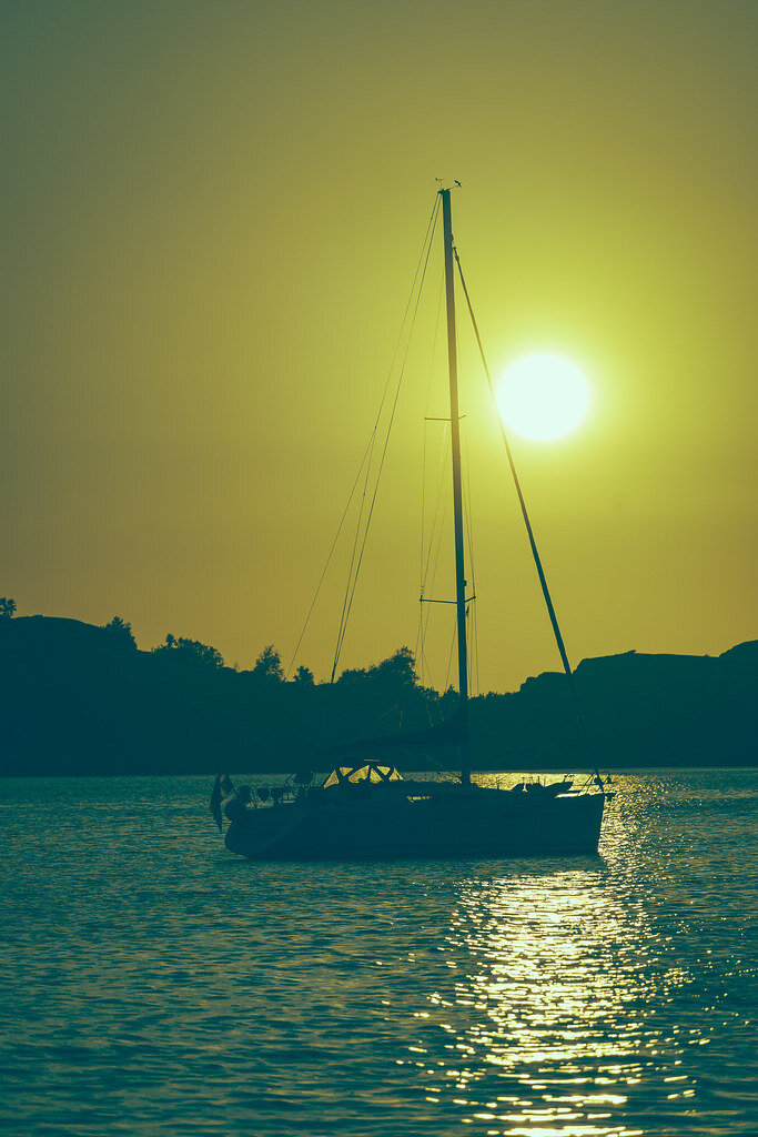 Вечернее солнце над бухтой в Швеции.