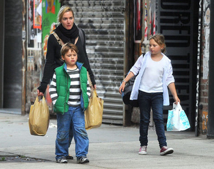 Кейт уинслет дети. Кейт Уинслет и ее дети. Кейт Уинслет и ее семья. Дети Кейт Уинслет сейчас. Кейт Уинслет фото с семьей.