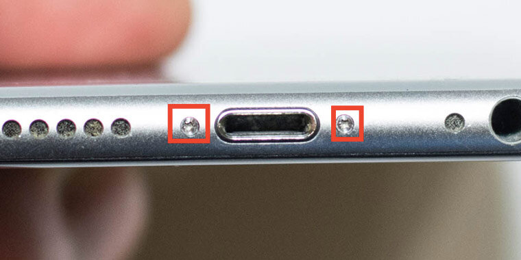 Как понять вскрывали айфон или нет. Щель между экраном и корпусом айфон 13. Болтики разбирался айфон или нет. 11 про айфон крученые болты снизу. Iphone 7 индикатор влаги.