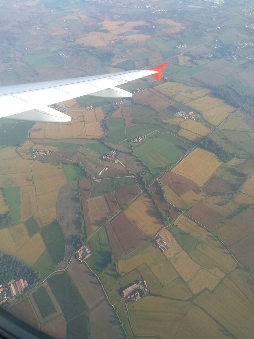 Вид из окна самолета, где-то рядом с Миланом. Фото из личного архива автора