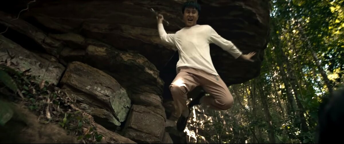 Интересно, зачем на роль главного героя камбоджийцы пригласили китайца Гу Шанвэя? Неужто своих достойных кандидатов на должность местечкового Рэмбо не отыскалось? 