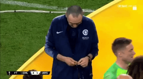 Сарри разглядывает свою первую медаль 