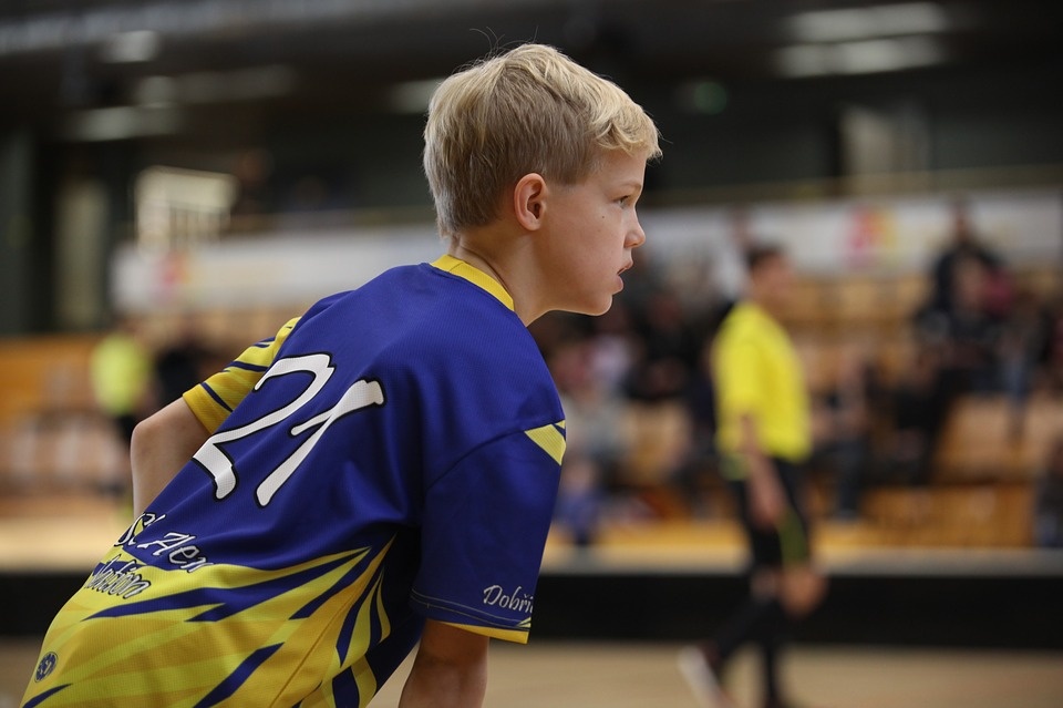 https://cdn.pixabay.com/photo/2017/06/06/09/29/floorball-2376748_960_720.jpg