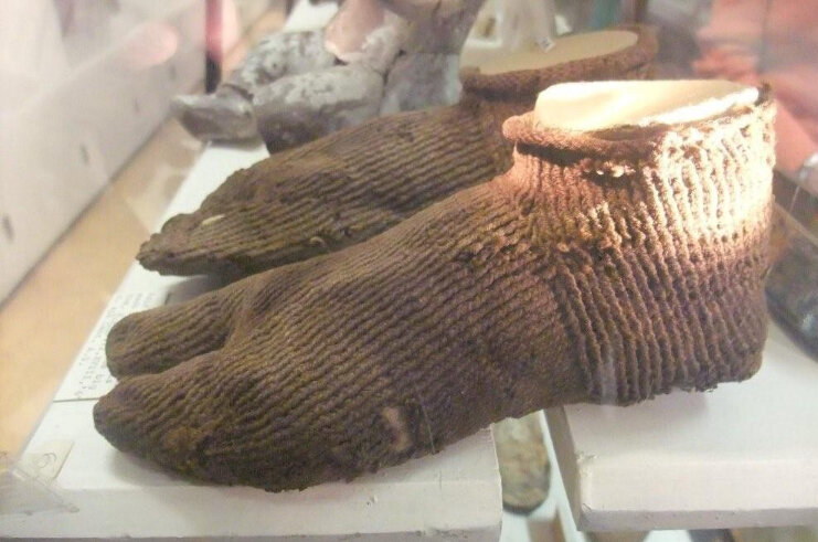 Разделение между пальцами предположительно сделано для перемычки сандалий