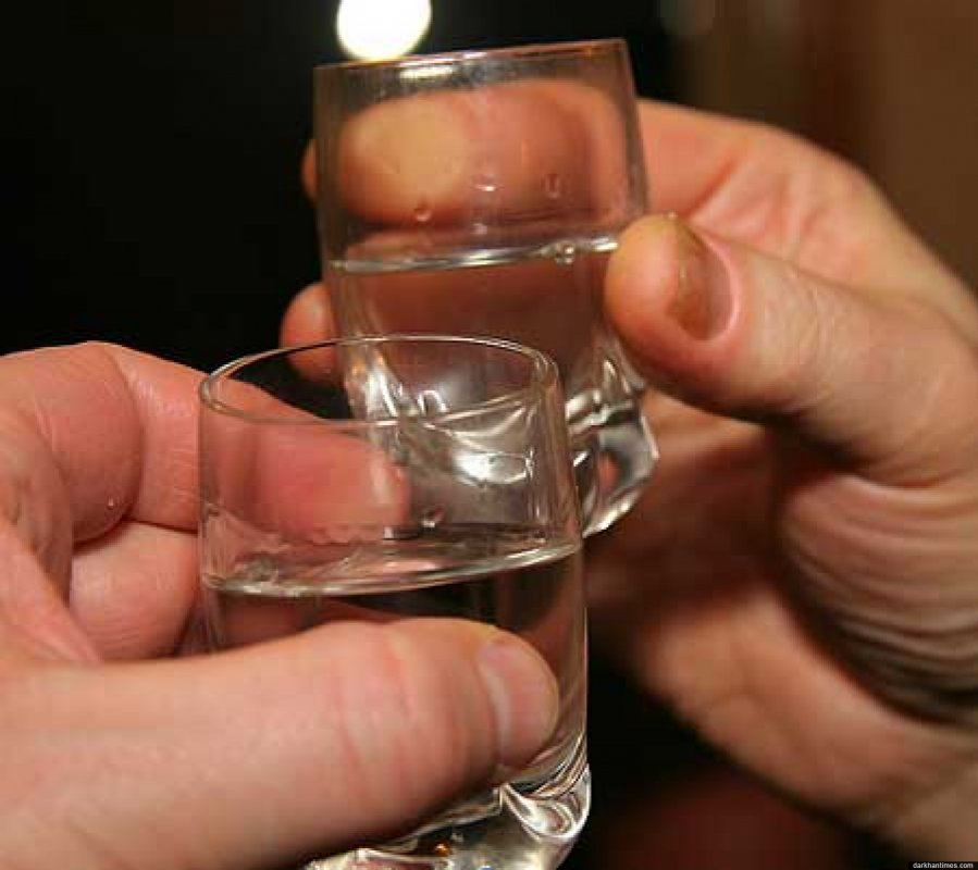 Рюмка водки в руке картинки