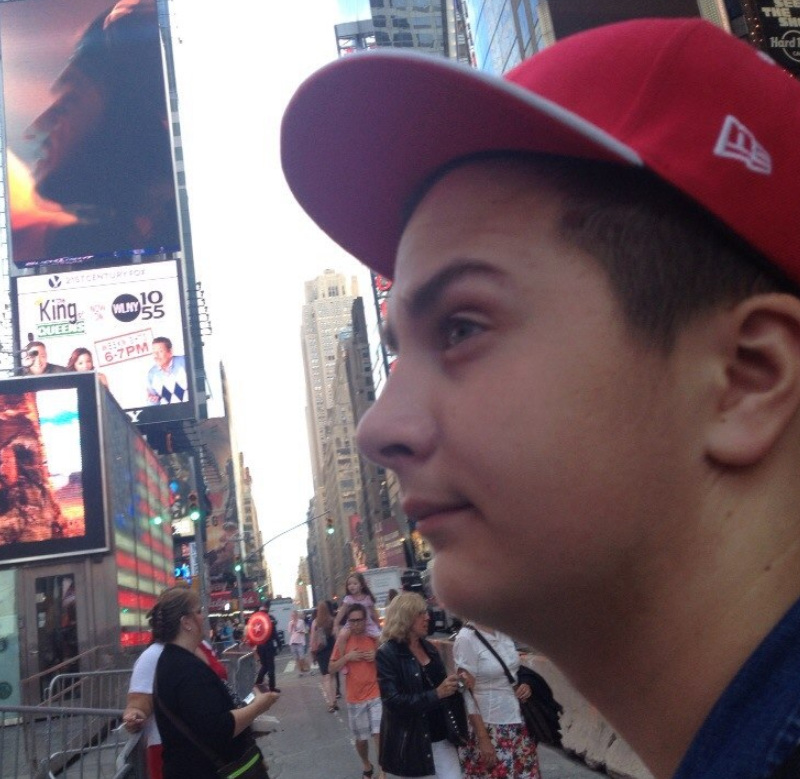 Моё лицо, когда мы гуляли по Тайм-Сквер.