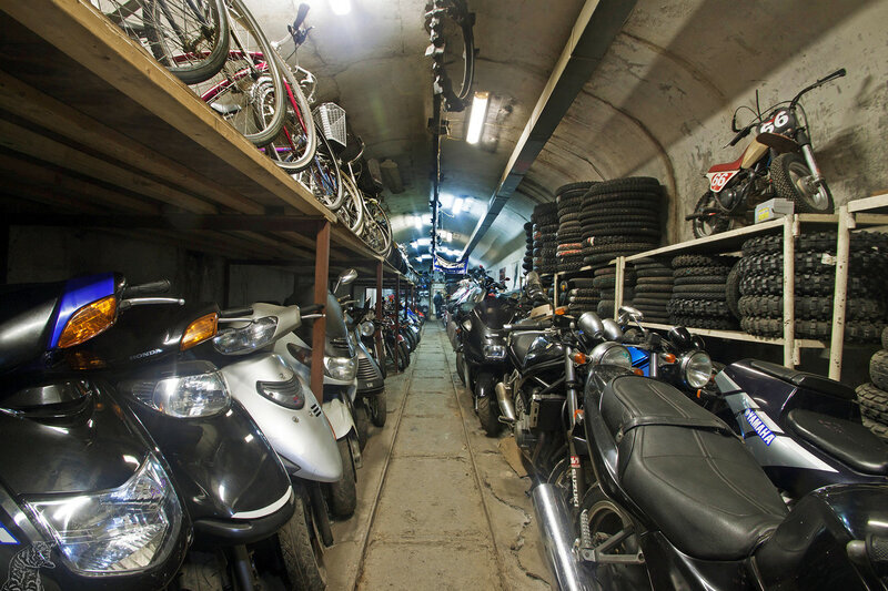 Мотоциклы в дореволюционном пороховом погребе