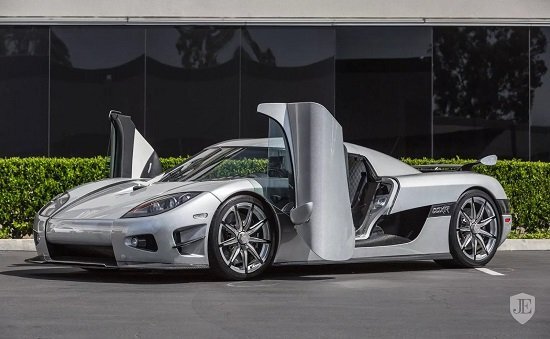 Второе место нашего рейтинга заслуженно достается Koenigsegg CCXR Trevita. Шведская компания выпустила ограниченную серию данной модели, всего три единицы. Тревита — это уникальный спорткар, а его отделочные материалы из углерода покрытые настоящими алмазами. Это покрытие получило соответствующее название — мерцающее волокно. 
В моторном отсеке этой модели установлен V-образный силовой агрегат объемом 4.8 литра на 8 цилиндров, который способен генерировать 1018 «лошадей». Ускорятся до «сотни» за 2.9 секунды, максимальная скорость — 402 км/ч.

