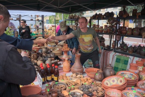 
Организовывать торговлю будут частные предприниматели. Смольный сможет выбирать бизнесменов без конкурса, как это сейчас предусмотрено для других видов ярмарок. Разрешение на проведение ярмарок будет выдавать комитет по имущественным отношениям, торговать разрешат только в местах, включенных в схему размещения нестационарных торговых объектов.