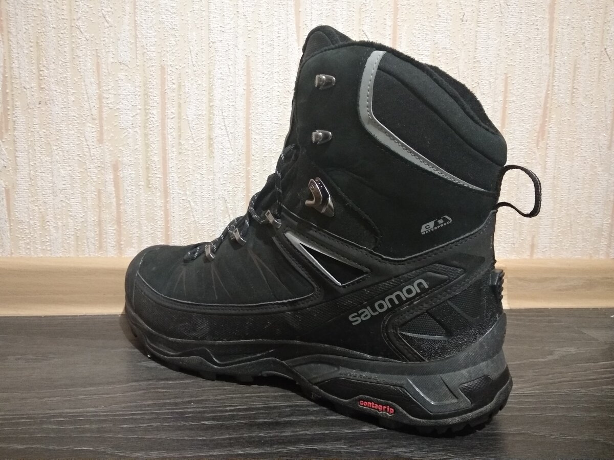 Сзади есть удобная петелька и крепления