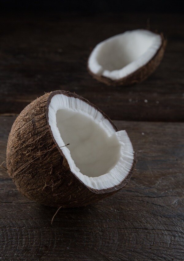 Источник: https://cdn.pixabay.com/photo/2016/01/06/08/10/coconut-1123738_960_720.jpg
