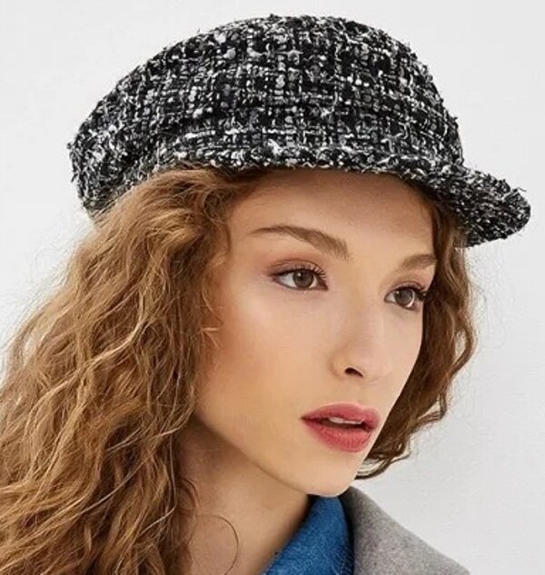 Кепка из черно-белого букле