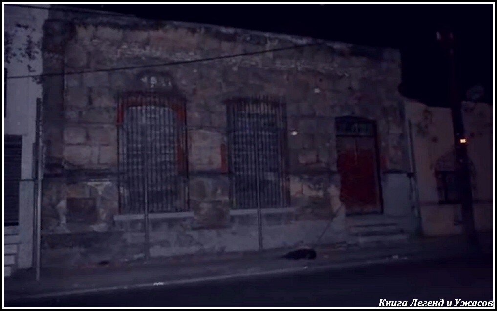 Заброшенный дом в полуразрушенном состоянии, на окна и дверь повесили решётки, так как много людей стали проникать в дом, в том числе и оккультисты