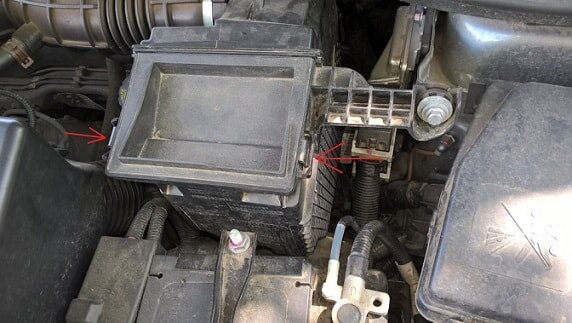 Автомобиль производится с бензиновыми моторами объемом 1,6 и 1,8 литров. Воздушные фильтры в LADA Vesta аналогичны с теми, что используются на автомобилях иностранного производства. Сделано это было для того, чтобы облегчить самостоятельное обслуживание. О том, как заменить воздушный фильтр у LADA Vesta должен знать любой её владелец. Если же ему не хватает знаний и навыков, то можно обратиться к специализированной литературе, которая детально описывает работу двигателя. Несмотря на то, что завод-изготовитель предписывает менять фильтр каждые 15 – 30 тыс. км., его необходимо регулярно осматривать на предмет загрязненности.