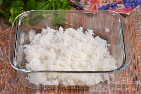 Способ приготовления простого и вкусного салата из печени трески с золотистым рисом