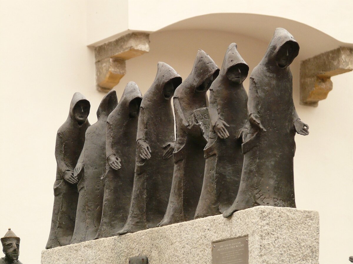 https://cdn.pixabay.com/photo/2010/12/01/monk-657_1280.jpg