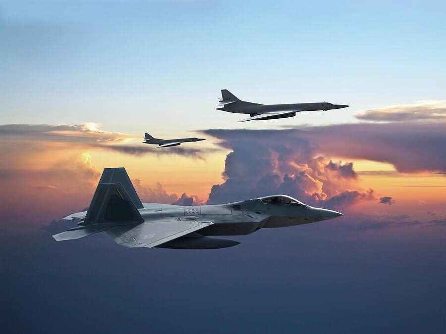Бомбардировщики ТУ-160 (на заднем плане) и истребитель F-22 (на переднем плане)
