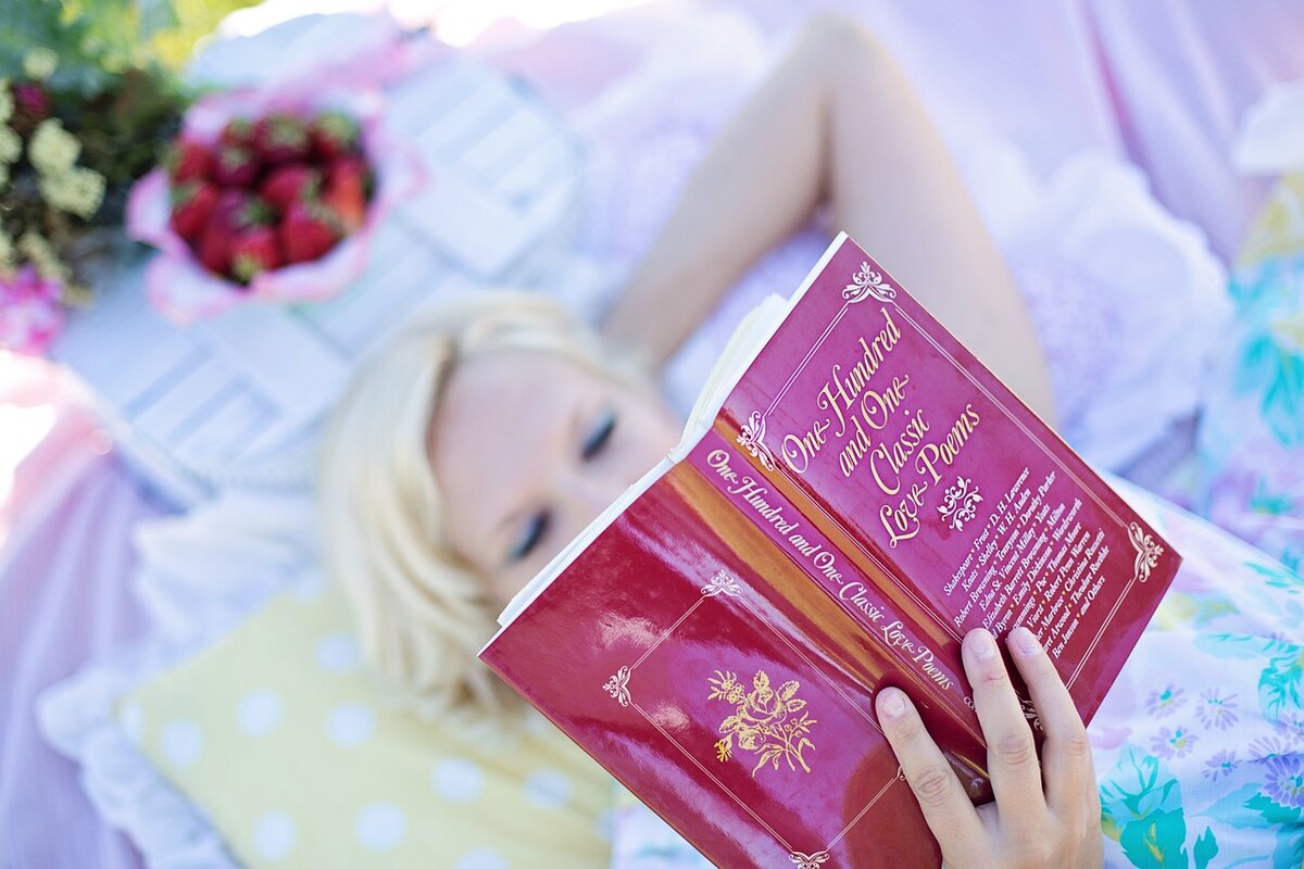 https://cdn.pixabay.com/photo/2015/08/13/17/24/woman-reading-887274_1280.jpg