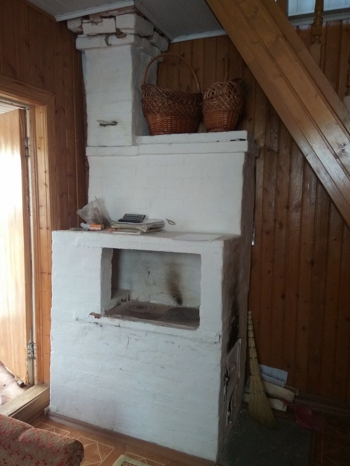 Мужчина в старом доме построил новую настоящую русскую печь