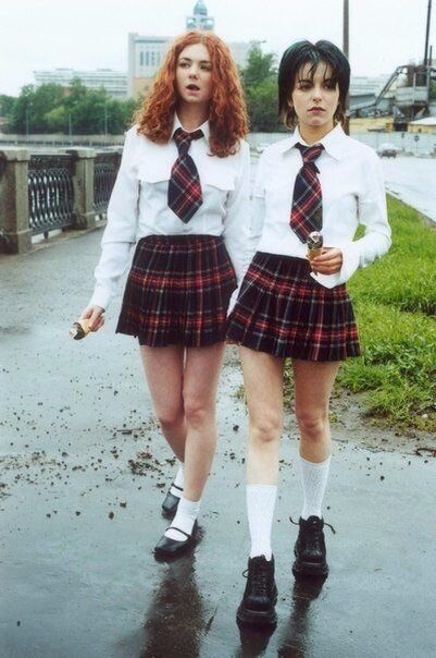 Тот самый образ Тату - школьницы в юбках в клеточку. Фото взято с https://www.pinterest.ru/pin/652810908458629955/