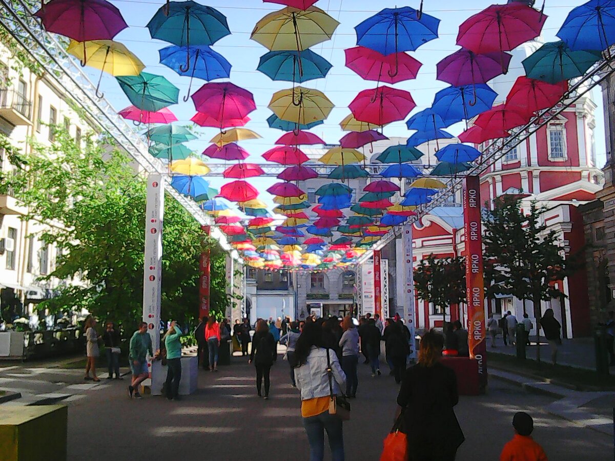 улица с зонтиками в санкт петербурге