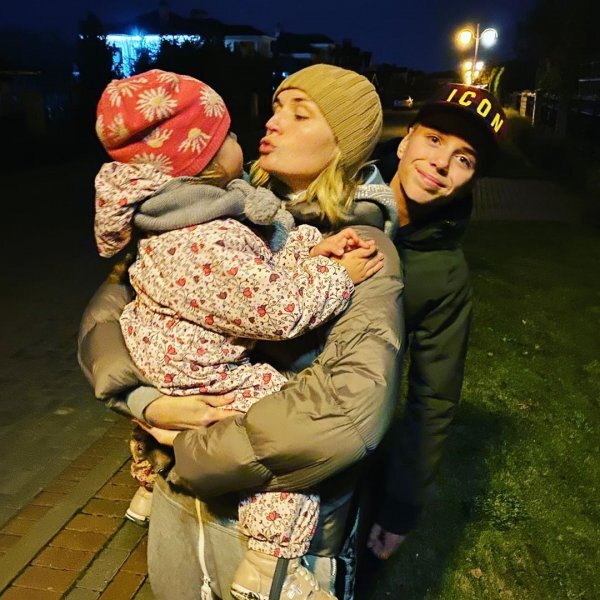 Также Гагарина стала часто жаловаться на проблемы со здоровьем. Певица даже подозревает сглаз завистливых людей. Это может быть дополнительной причиной временного отказа от беременности, ведь Полина может переживать не только за свою жизнь, но и за ребенка.