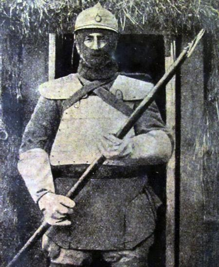 "Бронированный алебардщик" во времена Первой Мировой хоть и редкость, но вовсе не диковинка. Реальное фото от 29 июля 1917 года. Источник: blogspot.com