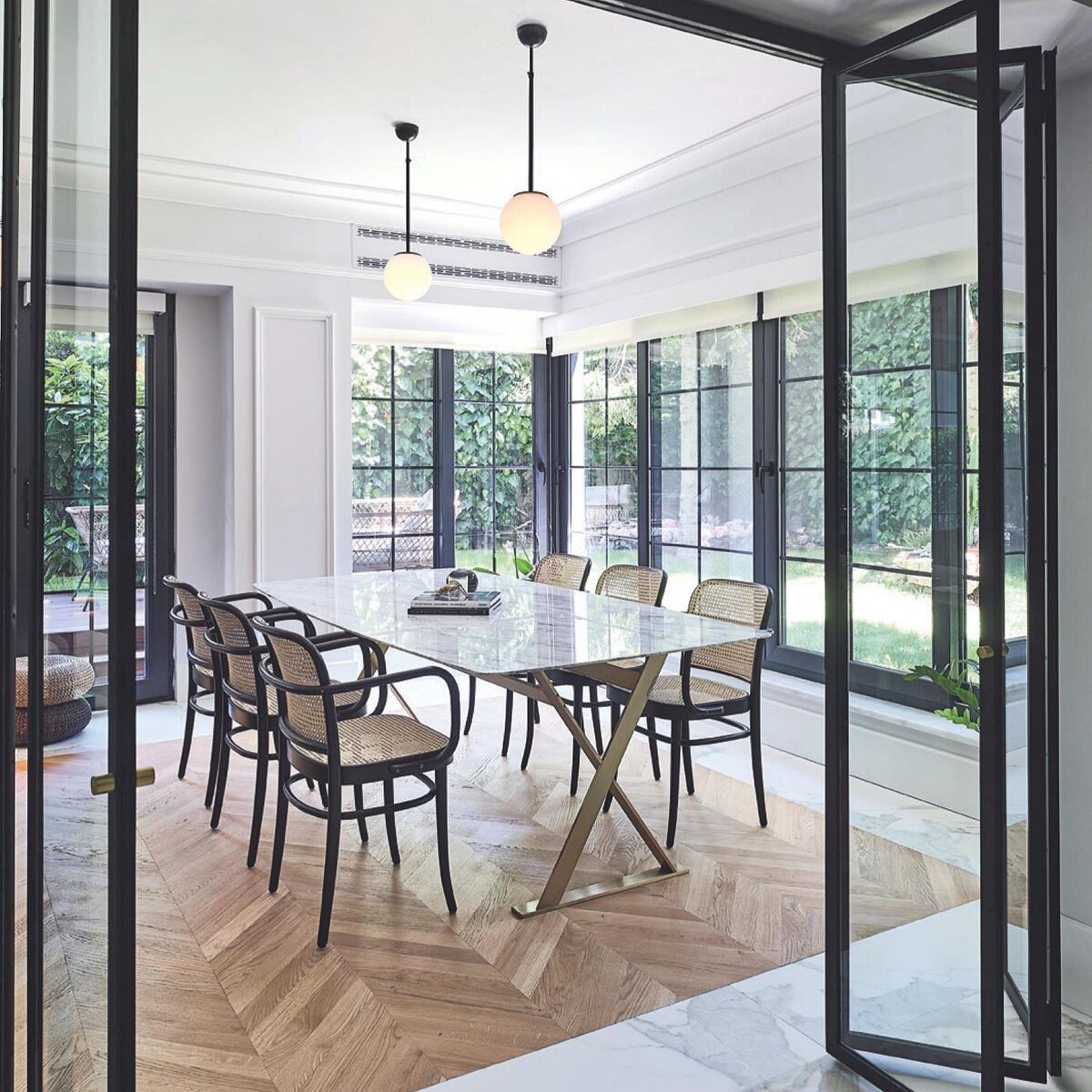 Столовая с прозрачными дверями
