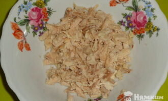 Отварную курочку нарезаем мелкими кусочками.