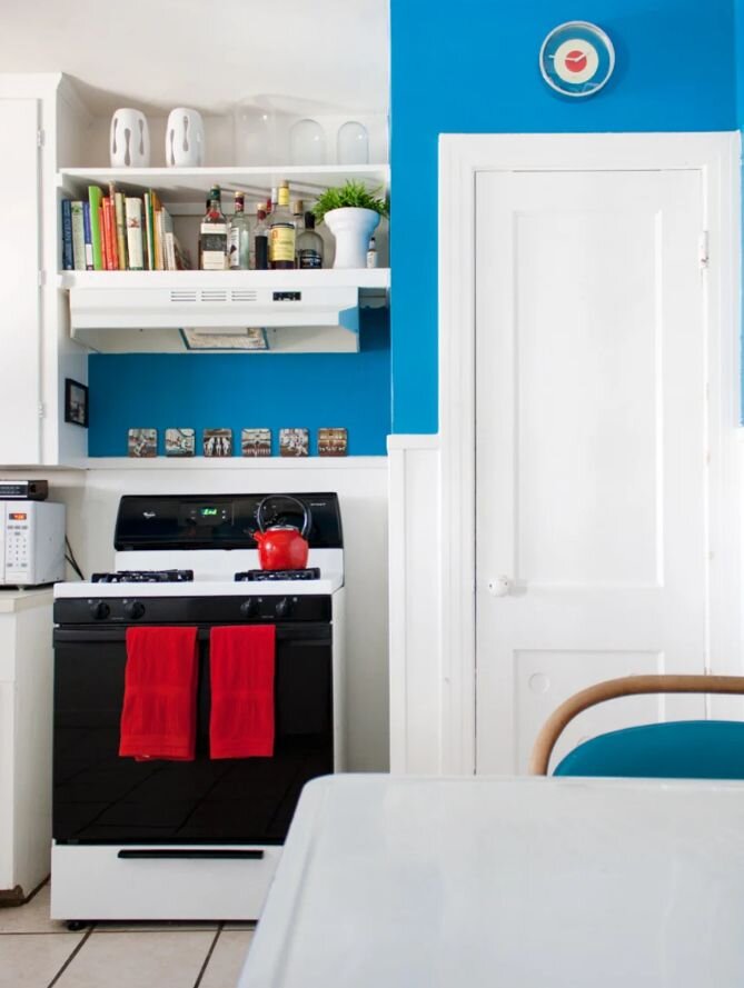 Нестандартное декоративное оформление пространства маленькой кухни.