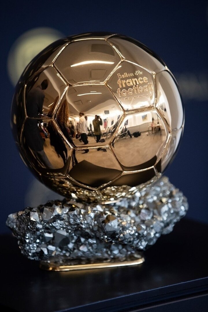 Golden ball. Золотой мяч Ballon d'or. Золотой мяч Франс футбол. Золотой мяч FIFA. Ballon d'or 2021.