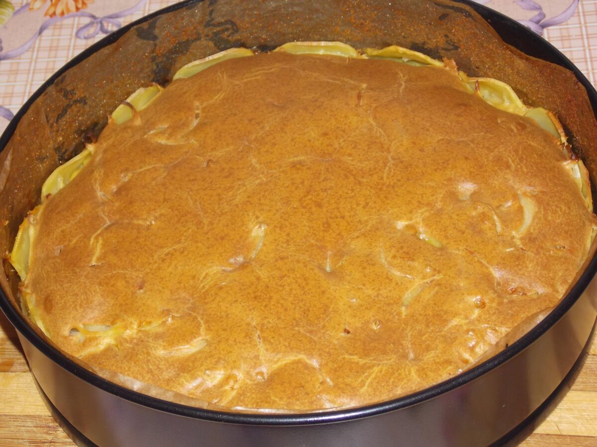 Тесто для заливного пирога с картошкой. Заливной пирог с курицей и картошкой. тесто на кефире жидкое заливать пирог.